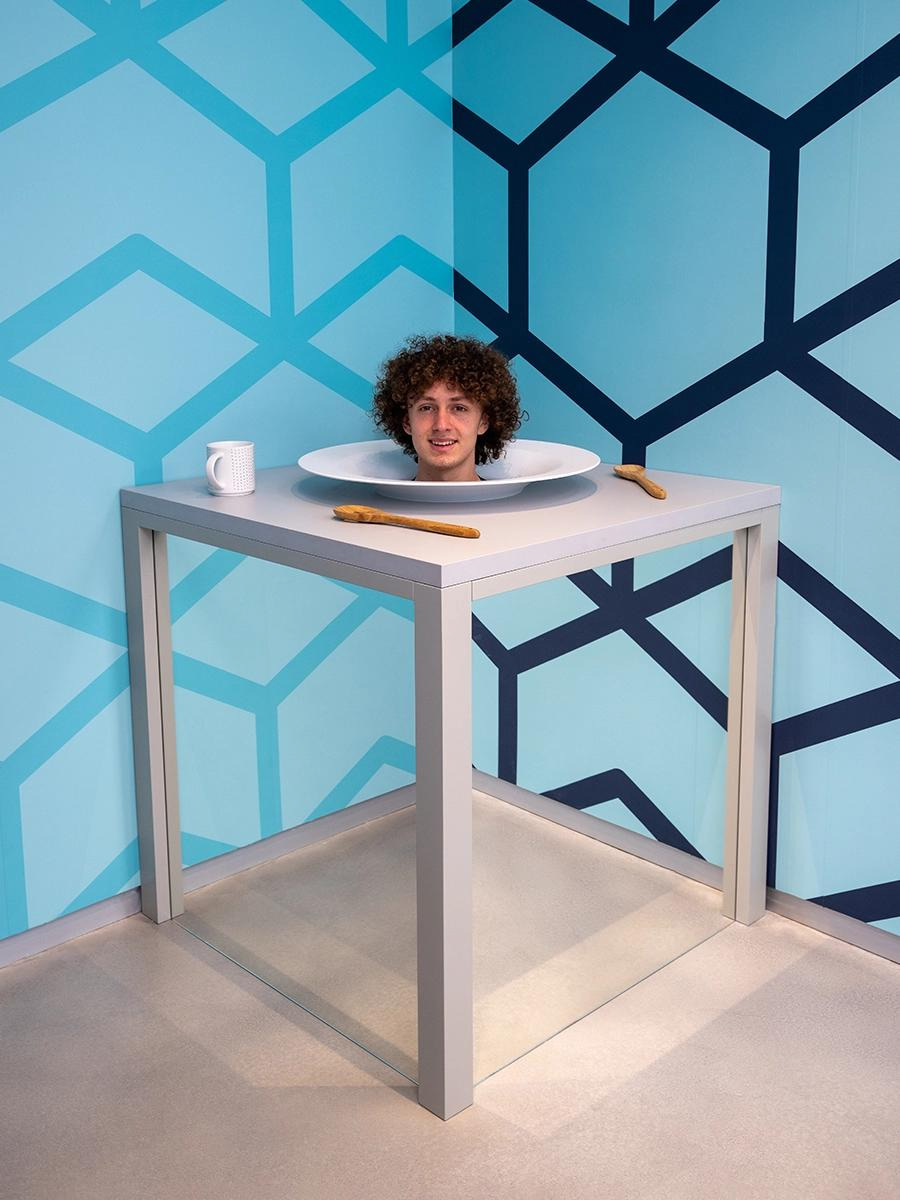 head on a platter installations exhibits vertical–slider moi city 900×1200